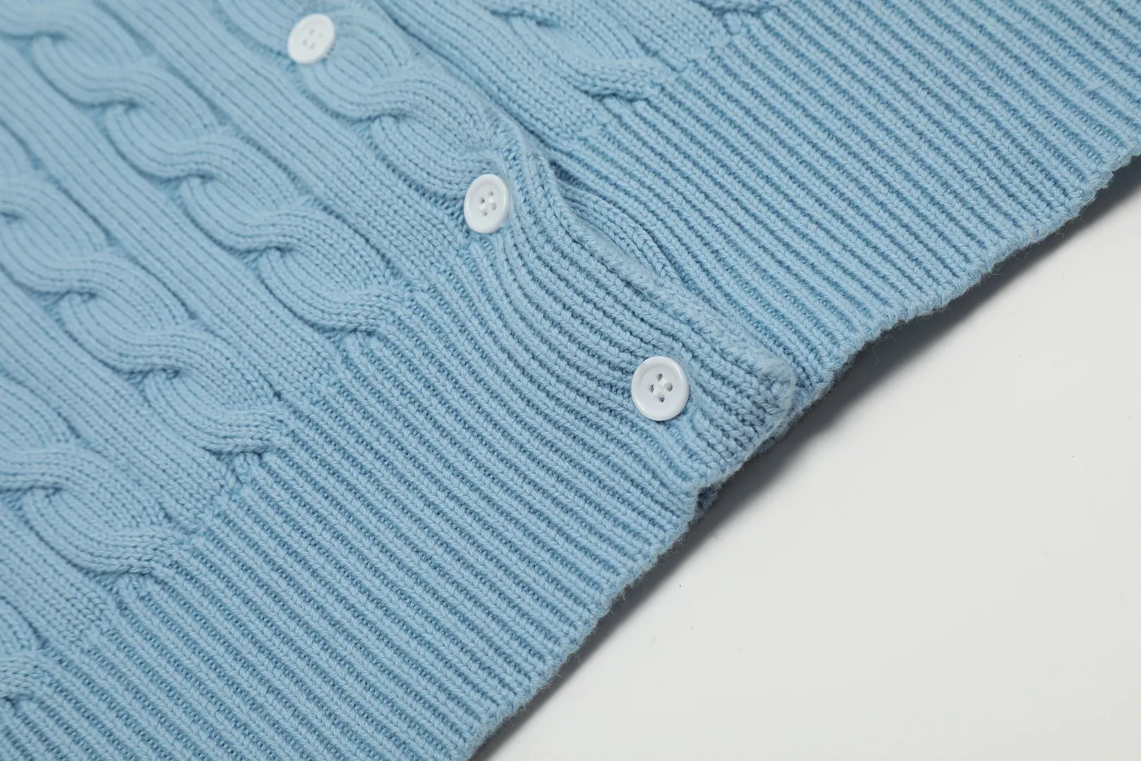 🅿️176 "Top quality" Style number: DS021# (not off the shelves all year round) [Ralph Lauren round neck cardigan solid color pony embroidered logo knitted short sleeves] ✅Ralph Lauren classic basic versatile all-season cardigan knitted short sleeves ✅Main supplier platform live broadcast Wholesale entities Replenish when out of stock Not off the shelves ✅ZP quality 1:1 version Scan the code to enter the GF website Counter quality ✅Details and quality are the only one in Guangzhou. Imported quality cotton yarn, focusing on high-end, cost-effective. Needless to say good quality. ✅The version is restored to the original order. The maximum size can be worn up to 160 pounds. Loose, comfortable and stress-free.